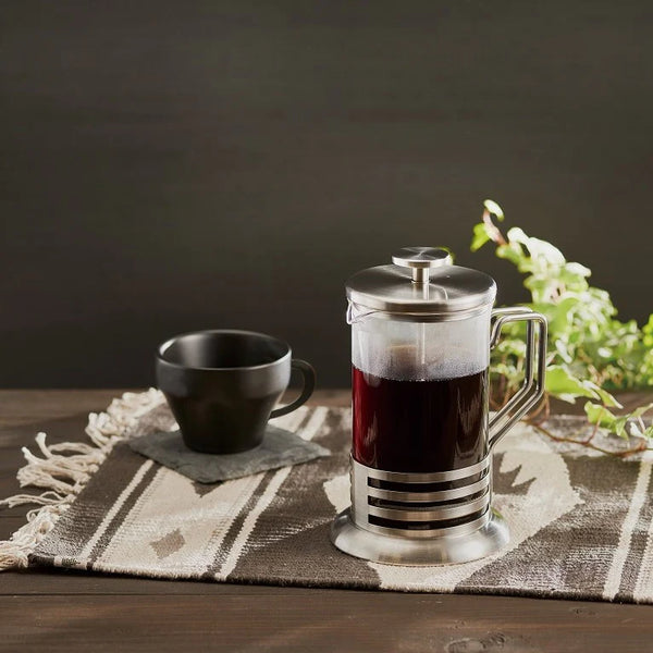 Cafetière piston (marque Hario), en verre et acier pouvant contenir jusqu'à 600ml. Disponible chez Arlo's Coffee, torréfacteur de café de spécialité situé dans les Yvelines, ile de france.
