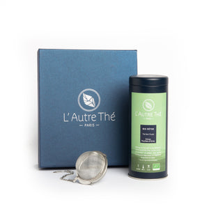 Composez votre coffret avec 1 boîte de thé au choix et une boule à thé.  Ajoutez le coffret à votre panier ainsi que la boîte de thé choisie, et nous nous occuperons de la ranger avec la boule à thé dans le coffret! En vente chez Arlo’s Coffee, artisan torréfacteur de café de spécialité situé à Rambouillet dans les Yvelines, ile de France.