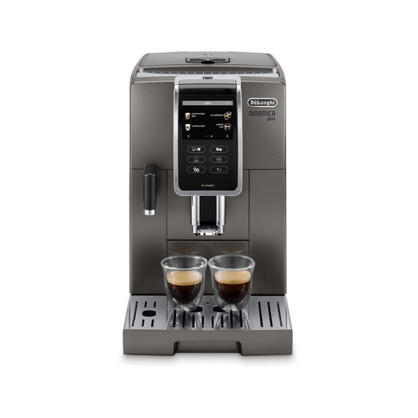 Machine DE’LONGHI Dinamica Plus - broyeur expresso connecté, coloris titanium, panneau de commande intuitif avec écran couleur tactile, 5 boissons café et 8 boissons lactées. Machine adaptée pour l’usage à domicile, destinée aux pofessionnels comme aux particuliers en vente chez Arlo’s Coffee, artisan torréfacteur de café de spécialité situé à Rambouillet dans les Yvelines, ile de France.