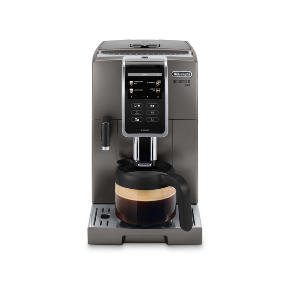 Machine DE’LONGHI Dinamica Plus - broyeur expresso connecté, coloris titanium, panneau de commande intuitif avec écran couleur tactile, 5 boissons café et 8 boissons lactées. Machine adaptée pour l’usage à domicile, destinée aux pofessionnels comme aux particuliers en vente chez Arlo’s Coffee, artisan torréfacteur de café de spécialité situé à Rambouillet dans les Yvelines, ile de France.