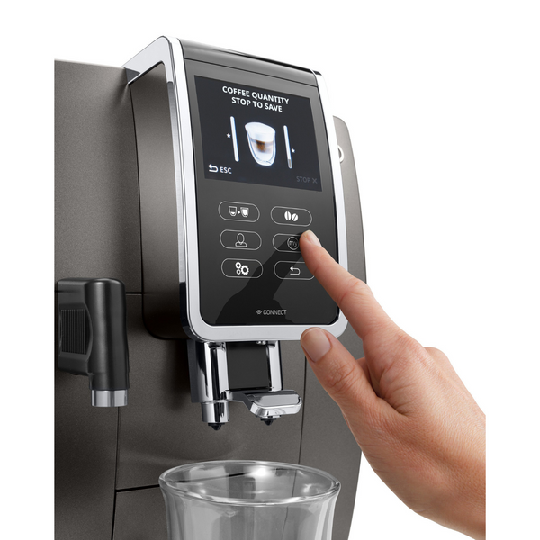 Machine DE’LONGHI Dinamica Plus - broyeur expresso connecté, coloris titanium, panneau de commande intuitif avec écran couleur tactile, 5 boissons café et 8 boissons lactées. Machine adaptée pour l’usage à domicile, destinée aux pofessionnels comme aux particuliers en vente chez Arlo’s Coffee, artisan torréfacteur de café de spécialité situé à Rambouillet dans les Yvelines, ile de France.