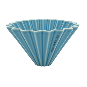 Arlo's Coffee / Méthode douce /V60/ Origami / Support bois d'olivier. En vente chez Arlo’s Coffee, artisan torréfacteur de café de spécialité situé à Rambouillet dans les Yvelines. Café en grain et moulu. café éthique, responsable et durable. Café de spécialité.