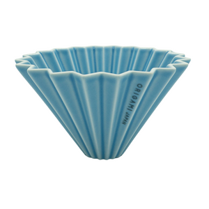 Arlo's Coffee / Méthode douce /V60/ Origami / Support bois d'olivier. En vente chez Arlo’s Coffee, artisan torréfacteur de café de spécialité situé à Rambouillet dans les Yvelines. Café en grain et moulu. café éthique, responsable et durable. Café de spécialité. 