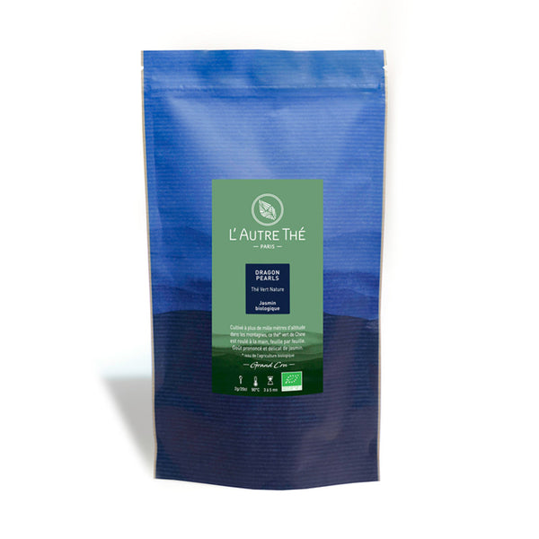 Dragon pearls Bio / L'autre thé / Arlo's Coffee / Cultivé à plus de mille mètres d'altitude dans les montagnes du Sud-Est de la Chine, ce thé biologique est roulé à la main, feuille par feuille. Un thé au parfum prononcé mais très délicat de jasmin est à boire toute la journée. L'aromatisation du thé se fait par enfleurage c'est à dire uniquement au contact de fleurs de Jasmin. En vente chez Arlo’s Coffee, artisan torréfacteur de café de spécialité situé à Rambouillet dans les Yvelines, ile de France.