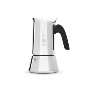 Cafetière italienne 4 tasses induction (170ml), brevetée Bialetti. Une cafetière italienne aux formes douces, arrondies et élégantes ! En inox, inaltérable dans le temps, ne s'oxyde pas. Nettoyage facile : passe au lave-vaisselle. Compatible tous feux dont induction. En vente chez Arlo’s Coffee, artisan torréfacteur de café de spécialité situé à Rambouillet dans les Yvelines. 