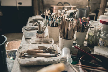 Atelier de poterie de jean guevel, artisan d'art dans la vallée de la Chevreuse. Zoom sur divers outils et matériel de création pour ses œuvres en céramique.