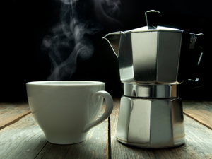 Cafetière italienne pour café filtre en vente chez Arlo's Coffee, artisan torréfacteur à Rambouillet