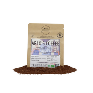 Voici un sachet de 100g de notre café de l’Arlo’s Coffee moulu. Un mélange bio maison appartenant à notre gamme fixe. Ce café est issu du commerce équitable, pur arabica, éthique, traçable, disponible en grain ou moulu. Arlo’s Coffee est un artisan torréfacteur de café de spécialité. Situé en ile de France à Rambouillet.