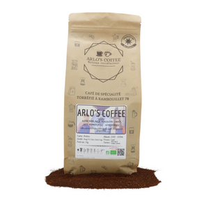 Voici un sachet de 1kg de notre café de l’Arlo’s Coffee moulu. Un mélange bio maison appartenant à notre gamme fixe. Ce café est issu du commerce équitable, pur arabica, éthique, traçable, disponible en grain ou moulu. Arlo’s Coffee est un artisan torréfacteur de café de spécialité. Situé en ile de France à Rambouillet.