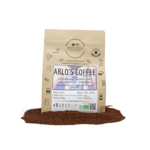 Voici un sachet de 250g de notre café de l’Arlo’s Coffee moulu. Un mélange bio maison appartenant à notre gamme fixe. Ce café est issu du commerce équitable, pur arabica, éthique, traçable, disponible en grain ou moulu. Arlo’s Coffee est un artisan torréfacteur de café de spécialité. Situé en ile de France à Rambouillet.