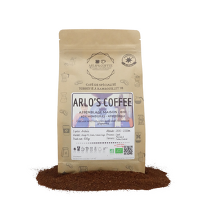 Voici un sachet de 500g de notre café de l’Arlo’s Coffee moulu. Un mélange bio maison appartenant à notre gamme fixe. Ce café est issu du commerce équitable, pur arabica, éthique, traçable, disponible en grain ou moulu. Arlo’s Coffee est un artisan torréfacteur de café de spécialité. Situé en ile de France à Rambouillet.