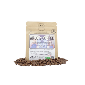 Voici un sachet de 100g de notre café l’Arlo’s Coffee en grain. Un mélange bio maison appartenant à notre gamme fixe. Ce café est issu du commerce équitable, pur arabica, éthique, traçable, disponible en grain ou moulu. Arlo’s Coffee est un artisan torréfacteur de café de spécialité. Situé en ile de France à Rambouillet.