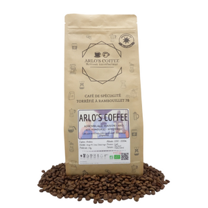 Voici un sachet de 1kg de notre café l’Arlo’s Coffee en grain. Un mélange bio maison appartenant à notre gamme fixe. Ce café est issu du commerce équitable, pur arabica, éthique, traçable, disponible en grain ou moulu. Arlo’s Coffee est un artisan torréfacteur de café de spécialité. Situé en ile de France à Rambouillet.