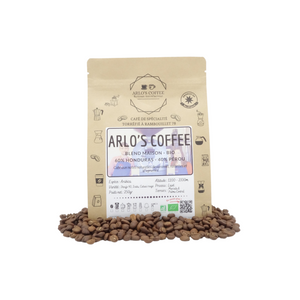 Voici un sachet de 250g de notre café l’Arlo’s Coffee en grain. Un mélange bio maison appartenant à notre gamme fixe. Ce café est issu du commerce équitable, pur arabica, éthique, traçable, disponible en grain ou moulu. Arlo’s Coffee est un artisan torréfacteur de café de spécialité. Situé en ile de France à Rambouillet.