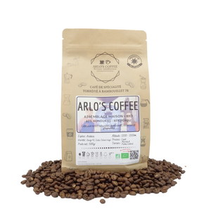 Voici un sachet de 500g de notre café l’Arlo’s Coffee en grain. Un mélange bio maison appartenant à notre gamme fixe. Ce café est issu du commerce équitable, pur arabica, éthique, traçable, disponible en grain ou moulu. Arlo’s Coffee est un artisan torréfacteur de café de spécialité. Situé en ile de France à Rambouillet.