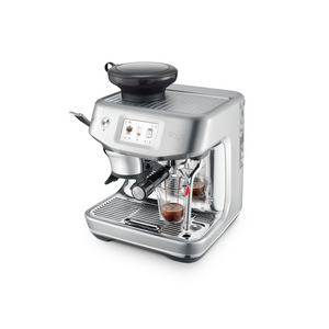 The Barista Touch Impress. Broyeur conique et écran interactif intégré. 1700 W. 30 réglages de moutures. Acier inoxydable. Trémie à grains 250g. Réservoir eau 2L. Buse vapeur pivotante. Pichet à lait inox 480ml. Système de dosage de précision The Razor. Pression 15 bars. Vue de dessus. ARLO'S COFFEE artisan torréfacteur à Rambouillet (78)