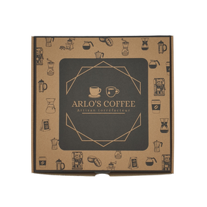 Coffret de cafés avec nos cafés de la gamme "Ephémère" à travers 5 sachets de 100gr de notre gamme. ARLO'S COFFEE est un artisan torréfacteur de café de spécialité, pur arabica, grain ou moulu, éthique et durable. La torréfaction est située en ile de France, dans les Yvelines et plus précisément à Rambouillet. Coffee box, coffee gift box.