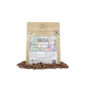 Brésil - Silvia est un café de spécialité pur arabica aux notes naturelles de chocolat, de caramel et d'amande. Brésil appartient à notre gamme fixe. Ce café est issu du commerce équitable, pur arabica, éthique, traçable, disponible en grain ou moulu. En vente chez Arlo’s Coffee, artisan torréfacteur de café de spécialité. Situé en ile de France à Rambouillet, dans les Yvelines (78).