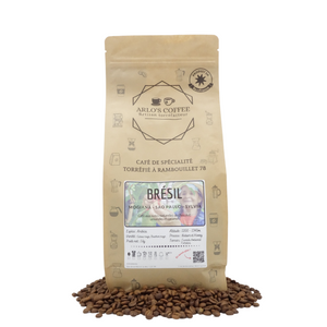 Brésil - Silvia est un café de spécialité pur arabica aux notes naturelles de chocolat, de caramel et d'amande. Brésil appartient à notre gamme fixe. Ce café est issu du commerce équitable, pur arabica, éthique, traçable, disponible en grain ou moulu. En vente chez Arlo’s Coffee, artisan torréfacteur de café de spécialité. Situé en ile de France à Rambouillet, dans les Yvelines (78).