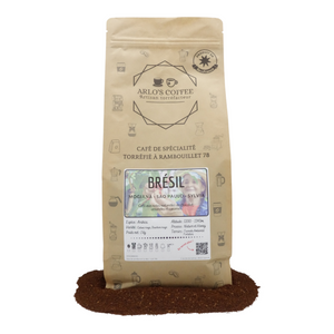 Brésil - Silvia est un café de spécialité pur arabica aux notes naturelles de chocolat, de caramel et d'amande. Brésil appartient à notre gamme fixe. Ce café est issu du commerce équitable, pur arabica, éthique, traçable, disponible en grain ou moulu. En vente chez Arlo’s Coffee, artisan torréfacteur de café de spécialité. Situé en ile de France à Rambouillet, dans les Yvelines (78).
