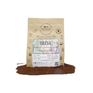 Brésil - Silvia est un café de spécialité pur arabica aux notes naturelles de chocolat, de caramel et d'amande. Brésil appartient à notre gamme fixe. Ce café est issu du commerce équitable, pur arabica, éthique, traçable, disponible en grain ou moulu. En vente chez Arlo’s Coffee, artisan torréfacteur de café de spécialité. Situé en ile de France à Rambouillet, dans les Yvelines (78).