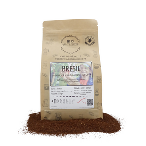 Brésil - Silvia est un café de spécialité pur arabica aux notes naturelles de chocolat, de caramel et d'amande. Brésil appartient à notre gamme fixe. Ce café est issu du commerce équitable, pur arabica, éthique, traçable, disponible en grain ou moulu. En vente chez Arlo’s Coffee, artisan torréfacteur de café de spécialité. Situé en ile de France à Rambouillet, dans les Yvelines (78).