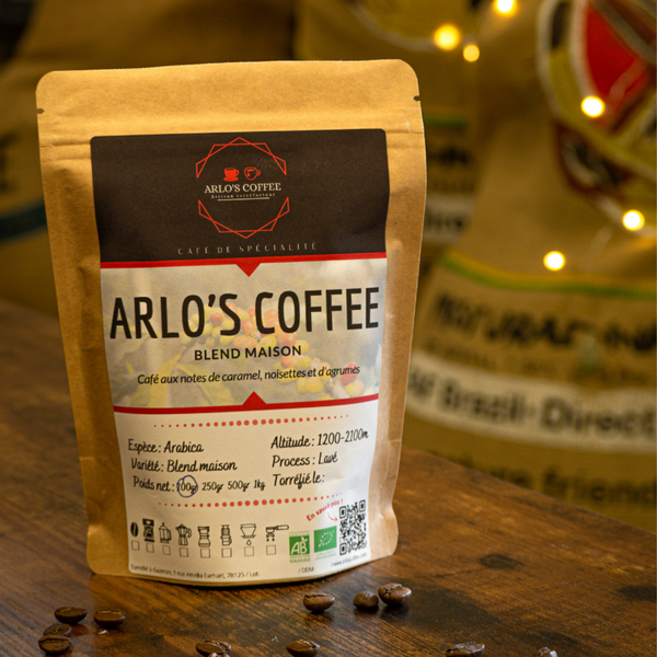 Ce coffret est composé de : 3 sachets de 100gr de café: 1 Arlo's Coffee, 1 Brésil et 1 d’Honduras, 2 tablettes de 40gr de chocolat certifié BIO - noir ou blanc, 1 pot de 250gr de miel, 1 sachet de 100gr de mini-tablettes de chocolat certifié BIO - noir praliné ou blanc. Arlo’s Coffee est un artisan torréfacteur de café de spécialité, pur arabica, grain ou moulu, éthique et durable. Situé en ile de France à Rambouillet. coffee box, coffee gift box.