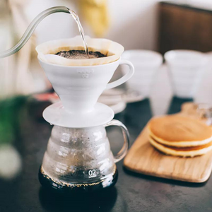 arafe en verre adaptée à la méthode filtre V60, signée Hario. Méthode douce. Convient pour 2 à 5 tasses. Vendu chez Arlo's Coffee, artisan torréfacteur de café de spécialité situé à Rambouillet. Café en grain et café moulu. Café éthique. Café bio équitable.