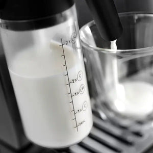 Magnifica Evo, broyeur espresso DeLonghi , coloris noir- Bac à grain capacité 250g -panneau de commande tactile avec icônes colorés est intuitif et simple d’utilisation, 3 recettes café en accès direct, buse vapeur cappuccino. En vente chez Arlo’s Coffee, artisan torréfacteur de café de spécialité situé à Rambouillet dans les Yvelines, ile de France. Un coffret de café en grain offert avec l’achat de la machine.