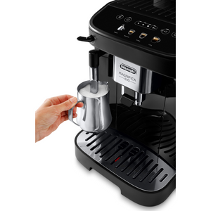 Magnifica Evo, broyeur espresso DeLonghi , coloris noir- panneau de commande tactile avec icônes colorés est intuitif et simple d’utilisation, 3 recettes café en accès direct, buse vapeur cappuccino. En vente chez Arlo’s Coffee, artisan torréfacteur de café de spécialité situé à Rambouillet dans les Yvelines, ile de France. Un coffret de café en grain offert avec l’achat de la machine.