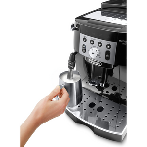 Broyeur expresso De'Longhi - Magnifica S Smart - Machine automatique à grain adaptée pour un usage domestique et destinée aux particuliers comme aux professionnels ! Vous ne savez pas quelle machine à café choisir ? Arlo's Coffee, artisan torréfacteur à Rambouillet, vous accompagne pour trouver la machine qui vous correspond ! Un coffret de café éthique en grain pur arabica offert avec l’achat de la machine.