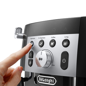 Broyeur expresso De'Longhi - Magnifica S Smart - Machine automatique à grain adaptée pour un usage domestique et destinée aux particuliers comme aux professionnels ! Vous ne savez pas quelle machine à café choisir ? Arlo's Coffee, artisan torréfacteur à Rambouillet, vous accompagne pour trouver la machine qui vous correspond ! Un coffret de café éthique en grain pur arabica offert avec l’achat de la machine.