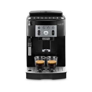 Broyeur expresso De'Longhi - Magnifica S Smart - Machine automatique à grain adaptée pour un usage domestique et destinée aux particuliers comme aux professionnels ! Vous ne savez pas quelle machine à café choisir ? Arlo's Coffee, artisan torréfacteur à Rambouillet, vous accompagne pour trouver la machine qui vous correspond ! Un coffret de café éthique en grain pur arabica offert avec l’achat de la machine.