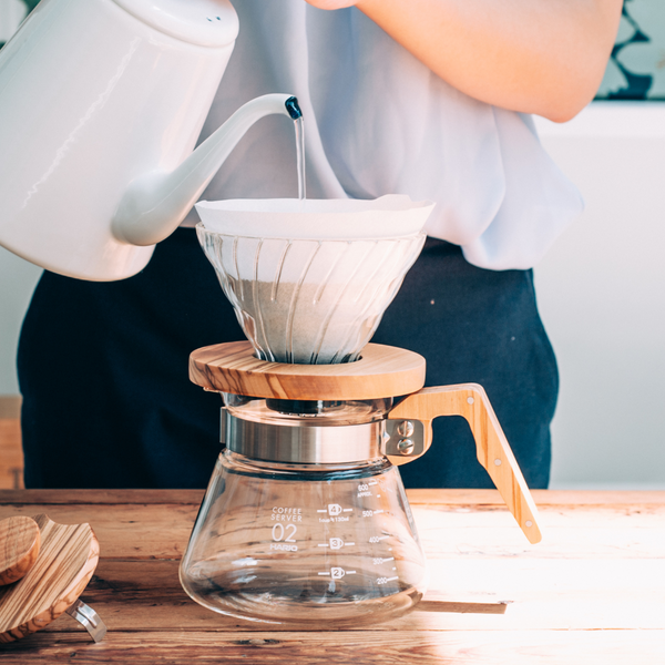 Dripper V60, porte filtre pour carafe, café filtre, café en méthode douce, dripper en bois d'olivier, gripper en verre en vente chez Arlo's Coffee, artisan torréfacteur à Rambouillet