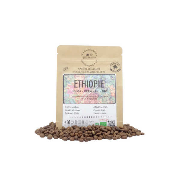 Voici Ali, un café BIO d'Éthiopie de notre gamme fixe. Café de spécialité aux notes naturelles de pêche, sucre brun et de noisettes, pur arabica équitable, en grain ou moulu, éthique et durable. Fraîchement torréfié par Arlo's Coffee, artisan à Rambouillet.