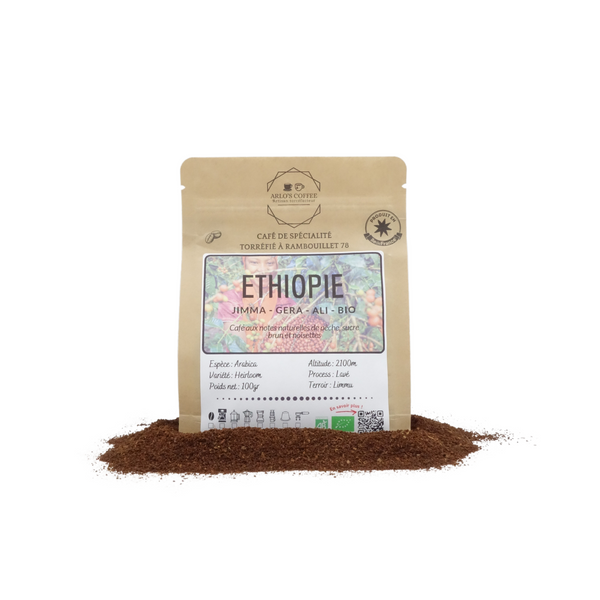 Voici Ali, un café BIO d'Éthiopie de notre gamme fixe. Café de spécialité aux notes naturelles de pêche, sucre brun et de noisettes, pur arabica équitable, en grain ou moulu, éthique et durable. Fraîchement torréfié par Arlo's Coffee, artisan à Rambouillet.