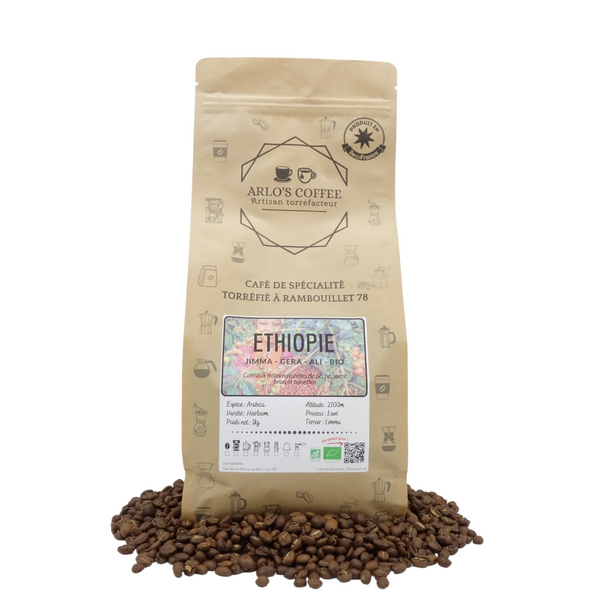 Voici Ali, un café BIO d'Éthiopie de notre gamme fixe. Café de spécialité aux notes naturelles de pêche, sucre brun et de noisettes, pur arabica équitable, en grain ou moulu, éthique et durable. Fraîchement torréfié par Arlo's Coffee, artisan à Rambouillet.