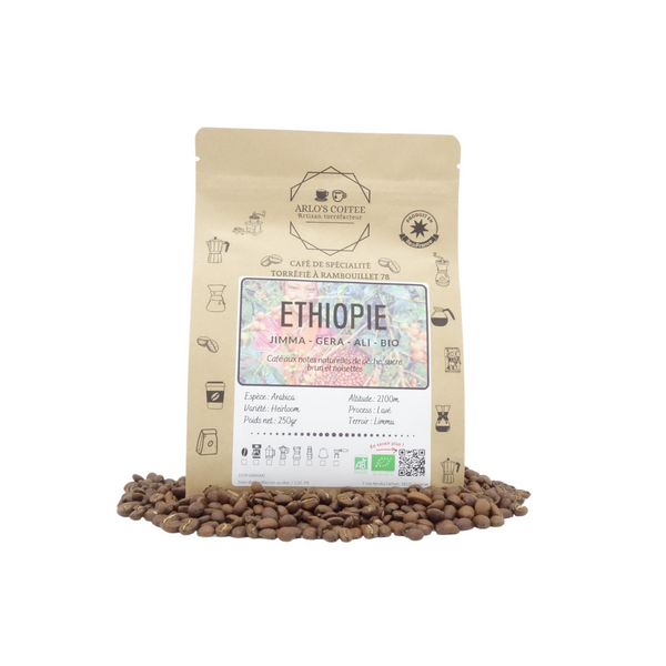 Voici Ali, un café BIO d'Éthiopie de notre gamme fixe. Café de spécialité aux notes naturelles de pêche, sucre brun et de noisettes, pur arabica équitable, en grain ou moulu, éthique et durable. Fraîchement torréfié par Arlo's Coffee, artisan à Rambouillet.