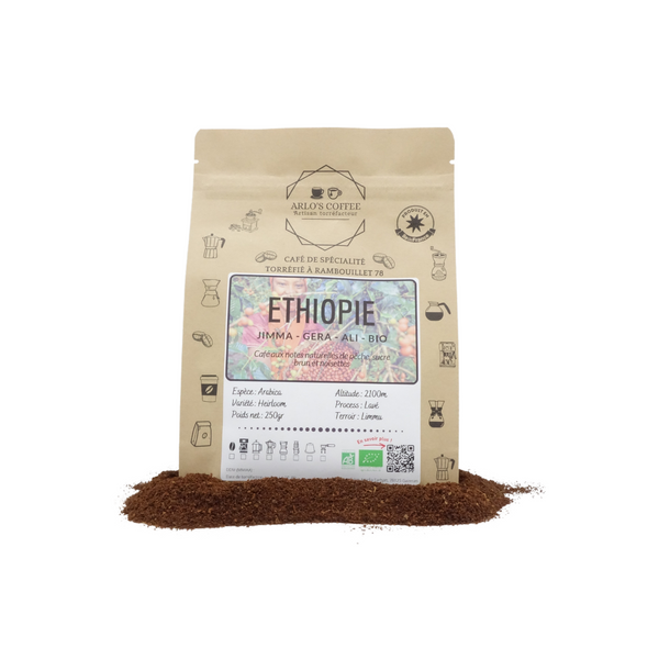 Voici Ali, un café BIO d'Éthiopie de notre gamme fixe. Café de spécialité aux notes naturelles de pêche, sucre brun et de noisettes, pur arabica équitable, en grain ou moulu, éthique et durable. Fraîchement torréfié par Arlo's Coffee, artisan à Rambouillet.