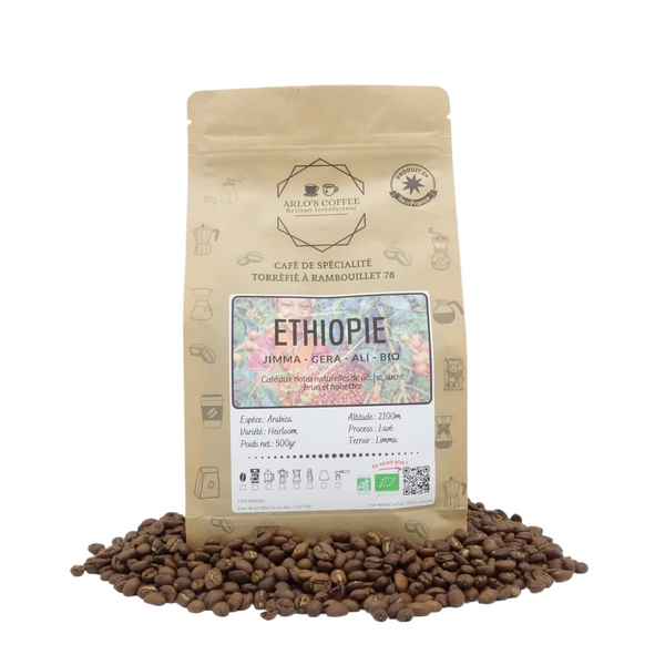 Voici Ali, un café BIO d'Éthiopie de notre gamme fixe. Café de spécialité aux notes naturelles de pêche, sucre brun et de noisettes, pur arabica équitable, en grain ou moulu, éthique et durable. Fraîchement torréfié par Arlo's Coffee, artisan à Rambouillet.