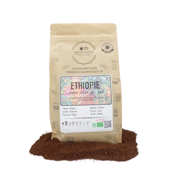 Voici Ali, un café BIO d'Éthiopie de notre gamme fixe. Café de spécialité aux notes naturelles de pêche, sucre brun et de noisettes, pur arabica équitable, en grain ou moulu, éthique et durable. Fraîchement torréfié par Arlo's Coffee, artisan à Rambouillet.