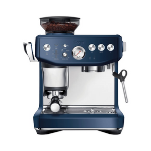 The Barista Express Impress Machine expresso avec broyeur. Réservoir d'eau 2 L - Trémie à grains 250 g - Contrôle volumétrique 1 et 2 tasses - paniers filtres à simple et double paroi (1 et 2 tasses), système The Razor, pichet à lait en acier inox de 480 ml, - Coloris Bleu Prune. ARLO'S COFFEE artisan torréfacteur à Rambouillet (Yvelines) vous accompagne pour choisir votre machine à grain espresso broyeur. Découvrez également notre café éthique en grain ou moulu et 100% arabica !