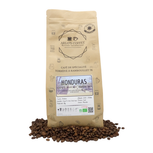 Voici un sachet de 1kg de notre café bio du Honduras en grain. Un café de spécialité appartenant à notre gamme fixe. Ce café est issu du commerce équitable, pur arabica, éthique, traçable, disponible en grain ou moulu. Arlo’s Coffee est un artisan torréfacteur de café de spécialité. Situé en ile de France dans les Yvelines à Rambouillet.