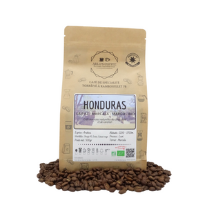 Voici un sachet de 500g de notre café bio du Honduras en grain. Un café de spécialité appartenant à notre gamme fixe. Ce café est issu du commerce équitable, pur arabica, éthique, traçable, disponible en grain ou moulu. Arlo’s Coffee est un artisan torréfacteur de café de spécialité. Situé en ile de France dans les Yvelines à Rambouillet.