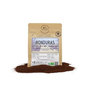 Voici un sachet de 100g de notre café bio du Honduras moulu. Un café de spécialité appartenant à notre gamme fixe. Ce café est issu du commerce équitable, pur arabica, éthique, traçable, disponible en grain ou moulu. Arlo’s Coffee est un artisan torréfacteur de café de spécialité. Situé en ile de France dans les Yvelines à Rambouillet.