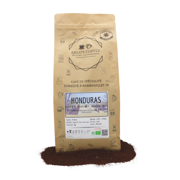 Voici un sachet de 1kg de notre café bio du Honduras moulu. Un café de spécialité appartenant à notre gamme fixe. Ce café est issu du commerce équitable, pur arabica, éthique, traçable, disponible en grain ou moulu. Arlo’s Coffee est un artisan torréfacteur de café de spécialité. Situé en ile de France dans les Yvelines à Rambouillet.