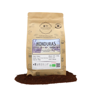 Voici un sachet de 500g de notre café bio du Honduras moulu. Un café de spécialité appartenant à notre gamme fixe. Ce café est issu du commerce équitable, pur arabica, éthique, traçable, disponible en grain ou moulu. Arlo’s Coffee est un artisan torréfacteur de café de spécialité. Situé en ile de France dans les Yvelines à Rambouillet.