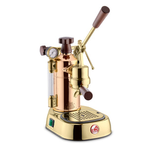 Machine expresso à levier. Base et levier en or, corps en cuivre- Europiccola Lusso Professional - Buse vapeur à 3 trous - Porte-filtre - Filtre standard 1 et 2 tasses - Cuillère doseuse et tasseur - Buse vapeure - Poignée, bouton et capuchon bois - Fabriqué en Italie. ARLO'S COFFEE artisan torréfacteur à Rambouillet (Yvelines) vous accompagne pour choisir votre machine à grain espresso broyeur. Découvrez également notre café éthique en grain ou moulu et 100% arabica !