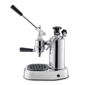 Machine expresso à levier - Europiccola Lusso Professional - Buse vapeur à 3 trous - Porte-filtre - Filtre standard 1 et 2 tasses - Cuillère doseuse et tasseur - Buse vapeur - Corps et levier en acier inox - Base en acier inox - Poignée, bouton et capuchon en bakélite noir - Fabriquée en Italie. ARLO'S COFFEE artisan torréfacteur à Rambouillet (Yvelines) vous accompagne pour choisir votre machine à grain espresso broyeur. Découvrez également notre café éthique en grain ou moulu et 100% arabica !