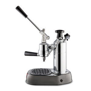 Machine expresso à levier Base Inox- Europiccola Lusso - Buse vapeur à 3 trous - Porte-filtre - Filtre standard 1 et 2 tasses - cuillère doseuse et tasseur - Buse vapeur - Corps et levier en acier inox - Base en acier inox - Poignée, bouton et capuchon en bakélite noire - Fabriqué en Italie. ARLO'S COFFEE artisan torréfacteur à Rambouillet (Yvelines) vous accompagne pour choisir votre machine à grain espresso broyeur. Découvrez également notre café éthique en grain ou moulu et 100% arabica !